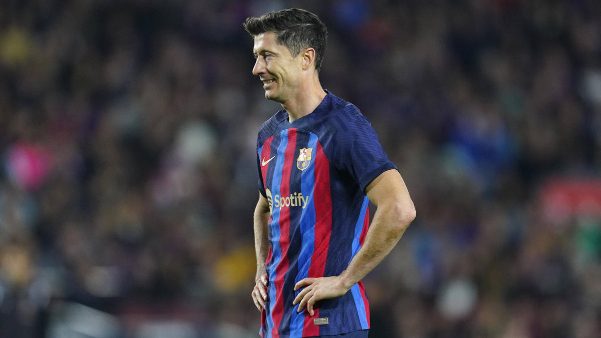 Ku Lewandowski kín đáo trong trận hòa Barca