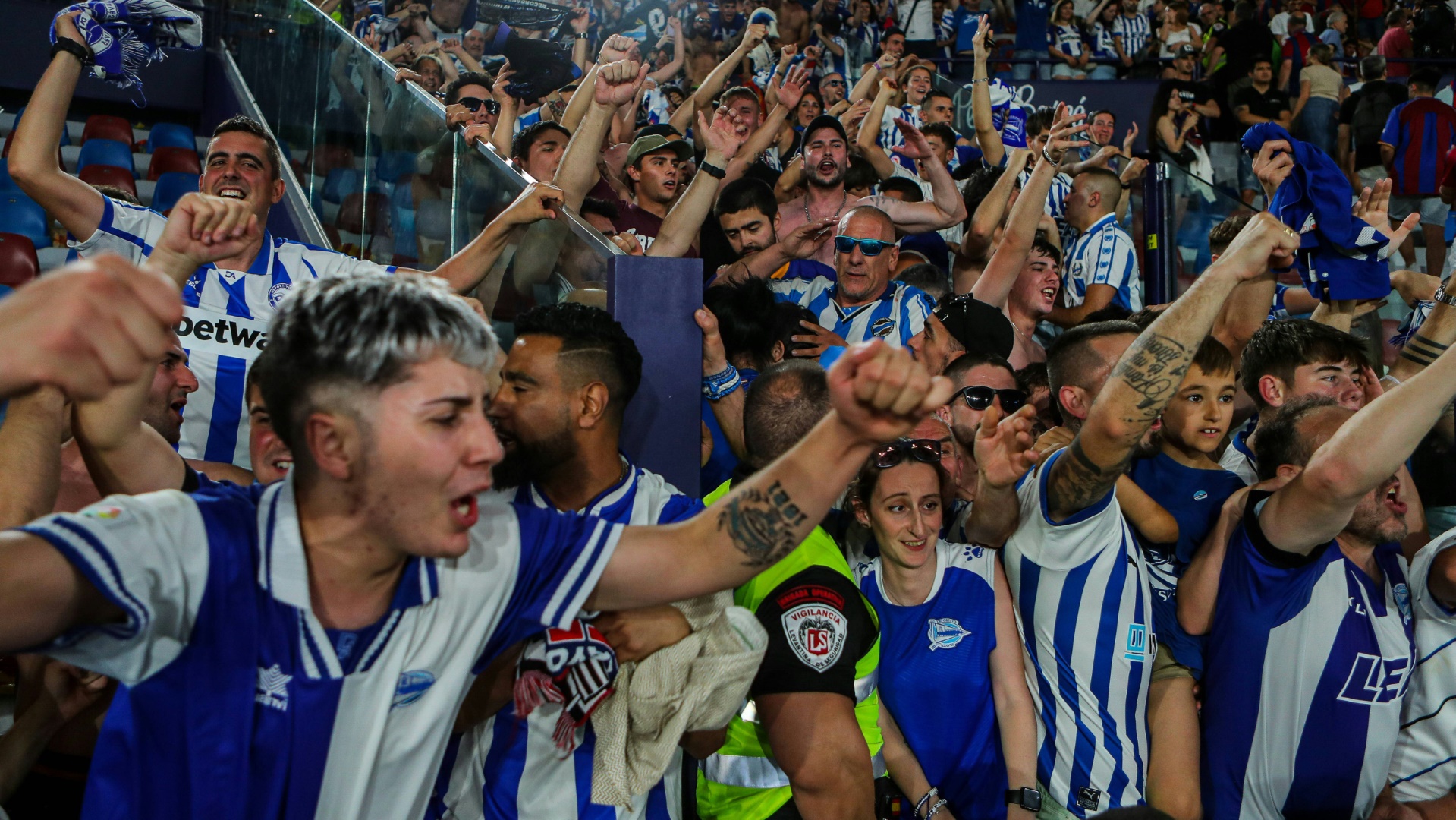 Ku Kịch phạt điên rồ! Alaves ăn mừng thăng hạng La Liga