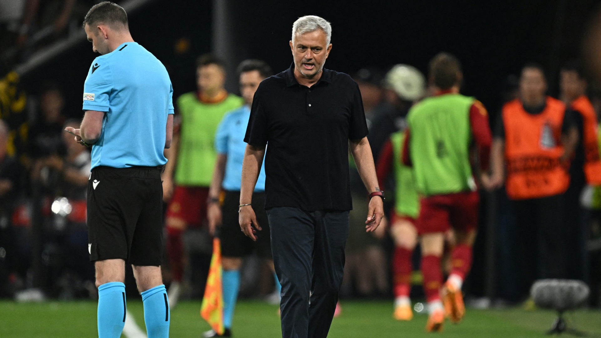 Ku Mourinho bị treo giò sau vụ tấn công Shiri